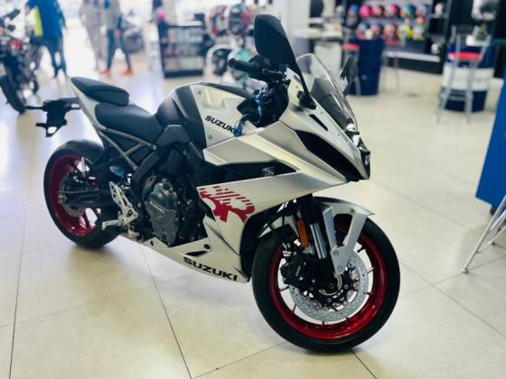 SUZUKI GSX-8R 